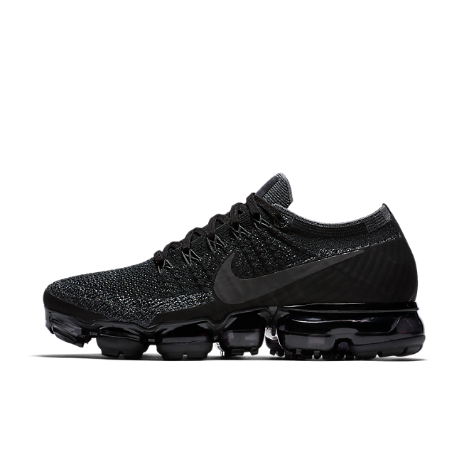 jet black vapormax