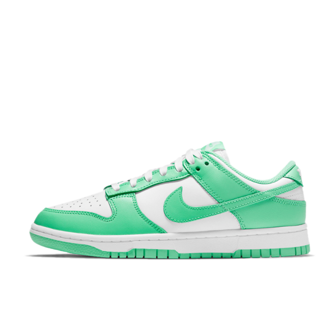 最新作人気SALENIKE WMNS DUNK LOW GREEN GLOW スニーカー