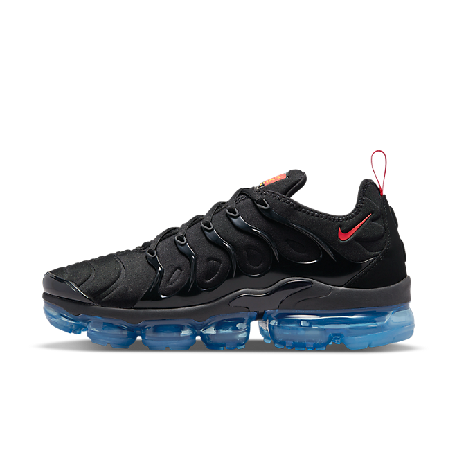 All black and red vapormax plus online